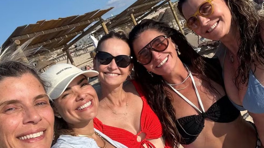 Giovanna Antonelli curte dia em praia na Espanha ao lado de amigas famosas