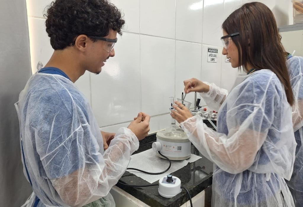 Estudantes aprendem Química na prática com extração de óleo essencial em laboratório