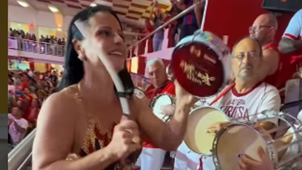 Viviane Araújo cai no samba durante ensaio de Carnaval: ‘Muito rainha!’