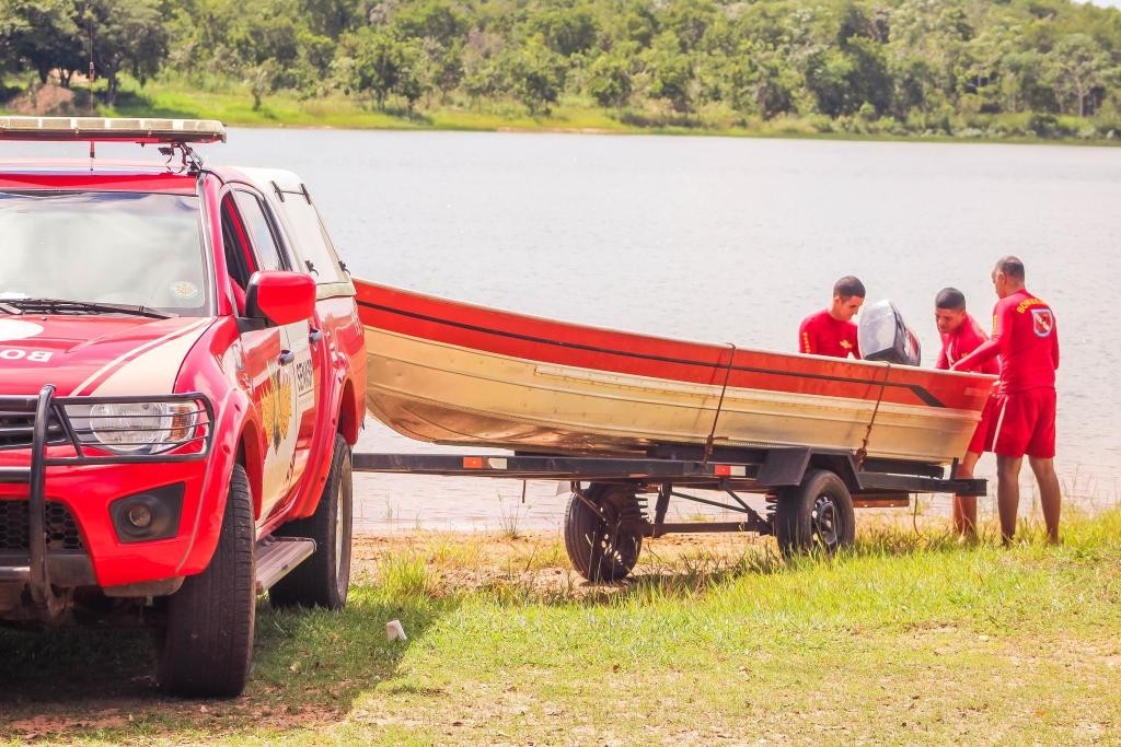 Corpo de Bombeiros resgata corpo em decomposição no Rio Vermelho