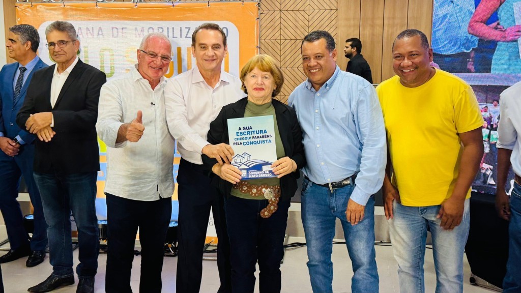 Wilson Santos entrega 262 escrituras em Chapada dos Guimarães