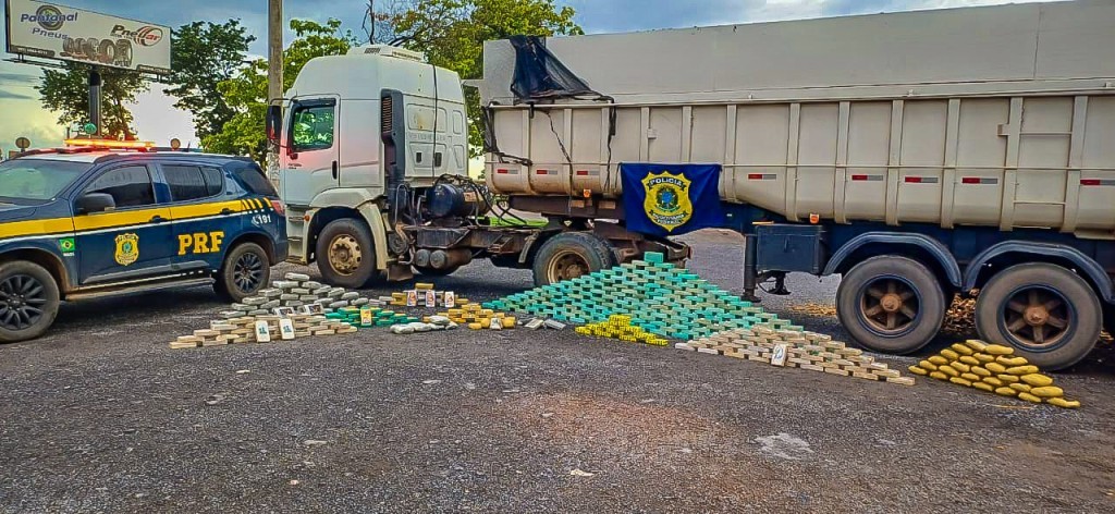 PRF apreende grande quantidade de drogas em caminhão na BR-070, em Várzea Grande (MT)