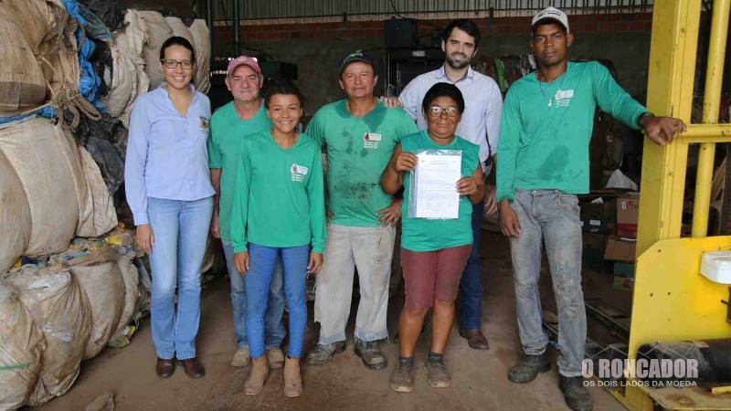 Prefeitura de Água Boa entrega Licença Ambiental para Associação de Catadores