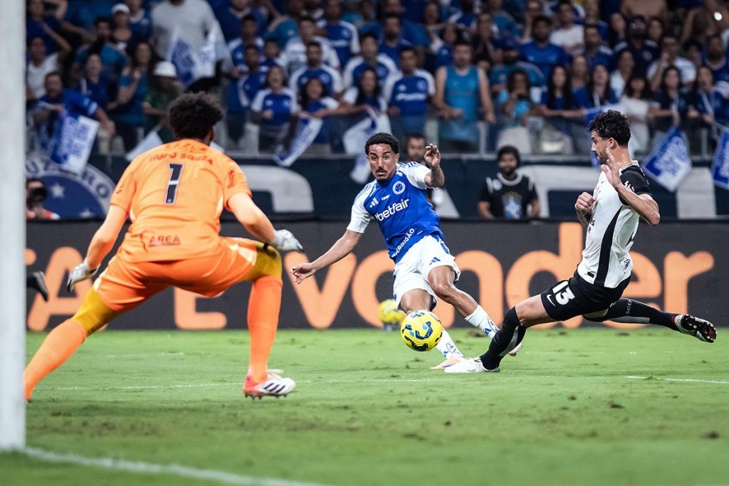Corinthians surpreende o Cruzeiro no Mineirão e conquista vantagem na Copa do Brasil
