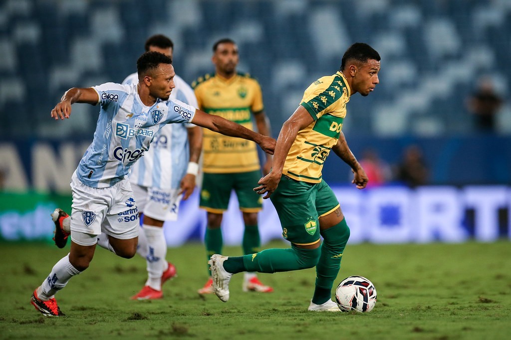 Cuiabá vence Paysandu, emenda terceira vitória e entra no G4 