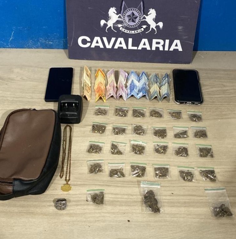 Cavalaria da PM prende dois faccionados por tráfico de drogas, apreende entorpecentes e recupera moto furtada