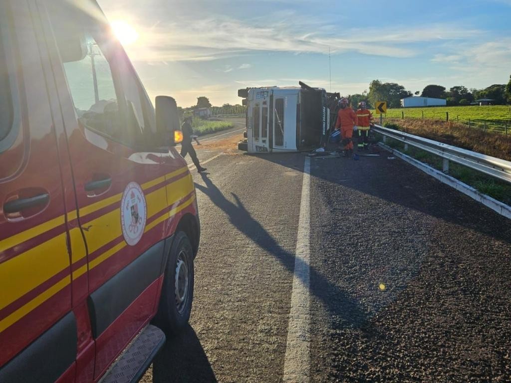 Corpo de Bombeiros realiza limpeza de pista após carreta carregada com eucalipto tombar na MT-240