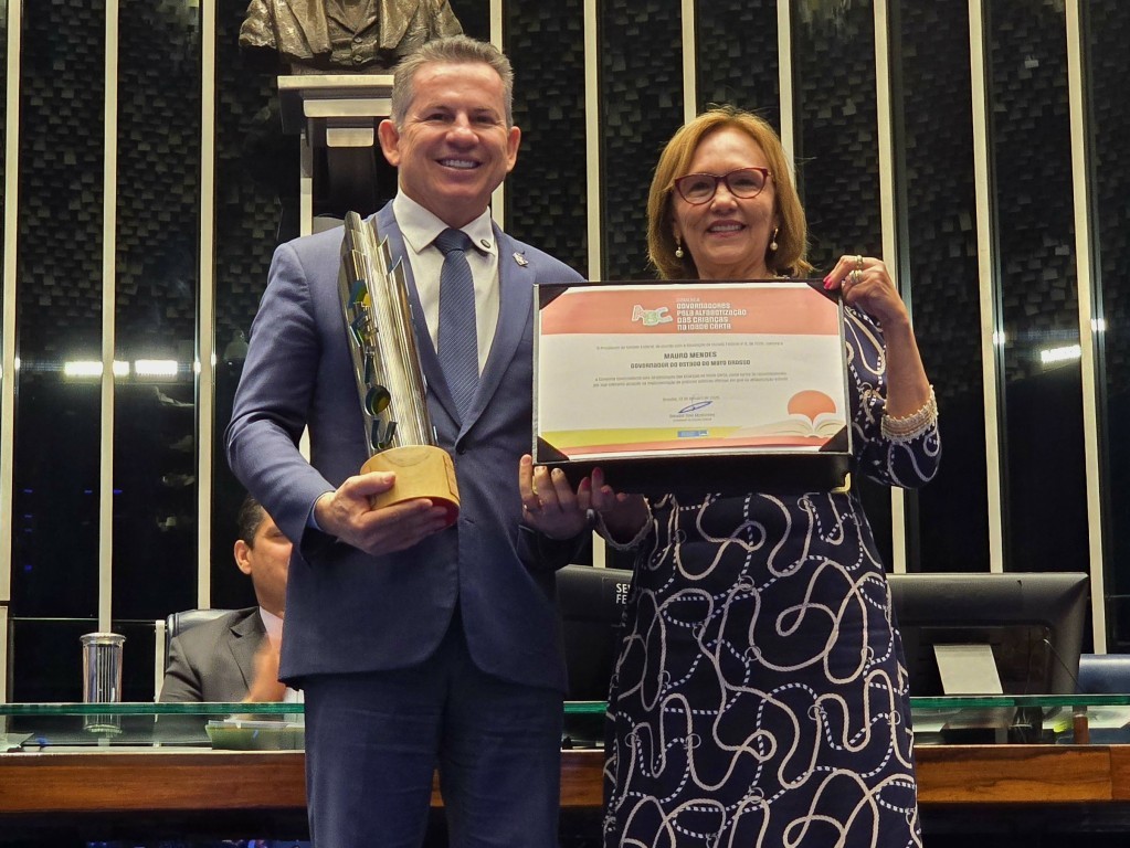 Governador recebe Comenda do Senado por avanço na alfabetização infantil em MT