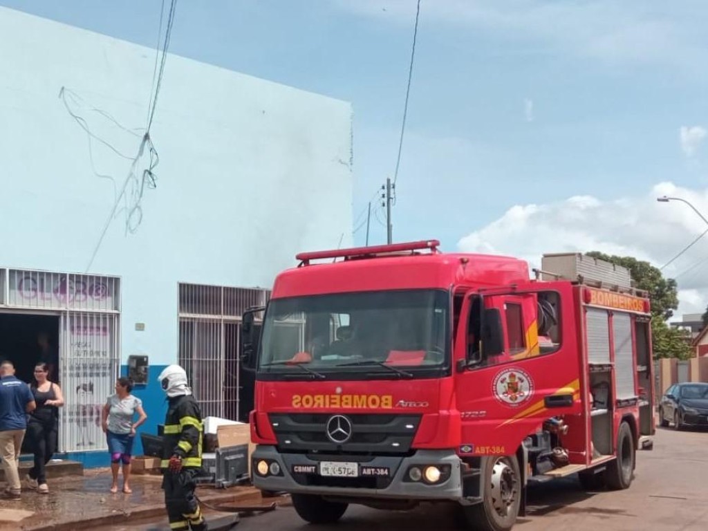Corpo de Bombeiros contém princípio de incêndio em loja de eletrônicos em Cáceres