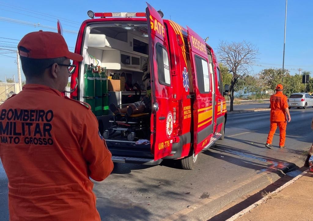Corpo de Bombeiros socorre vítimas de acidente entre moto e bicicleta elétrica