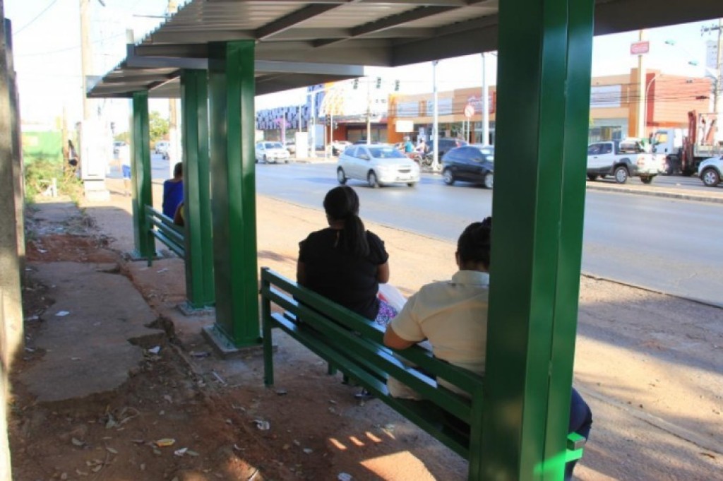 À beira da calçada