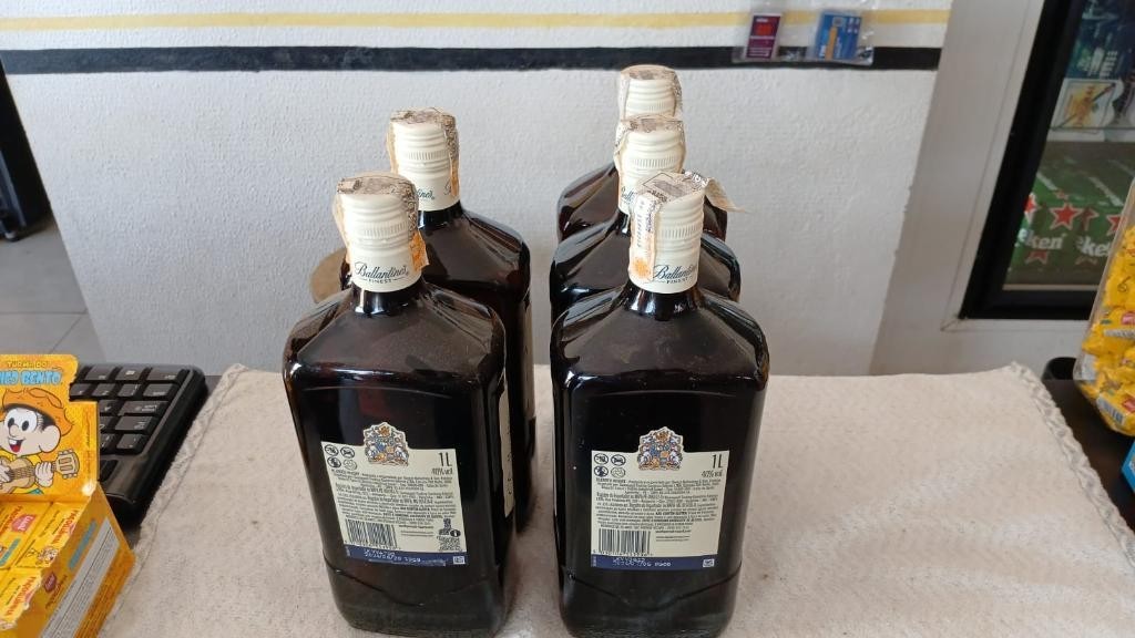 Fiscalização conjunta apreende 30 garrafas de whisky suspeitas de adulteração com metanol em Itanhangá