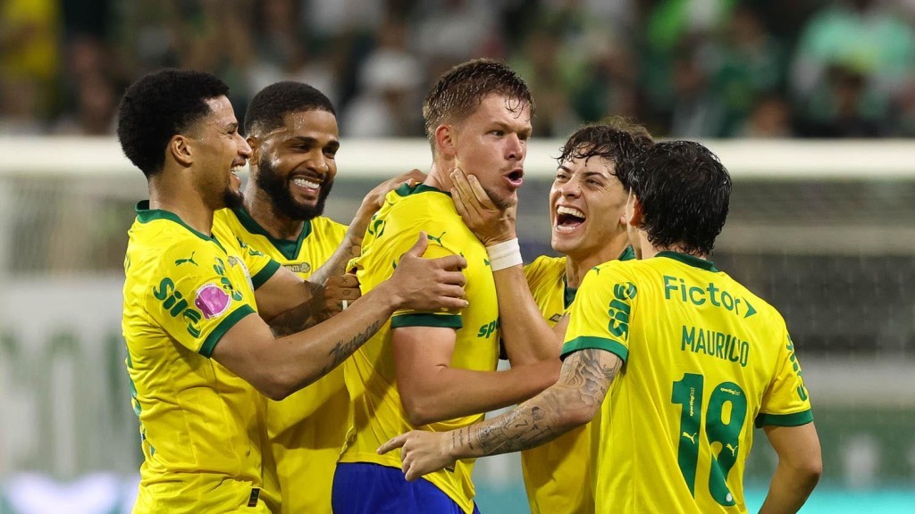 Palmeiras goleia Red Bull Bragantino de virada e mantém liderança isolada do Brasileirão