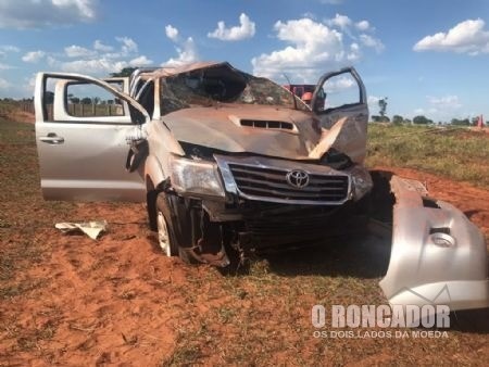 Durante tentativa de ultrapassagem caminhonete sai da pista e capota na BR-158