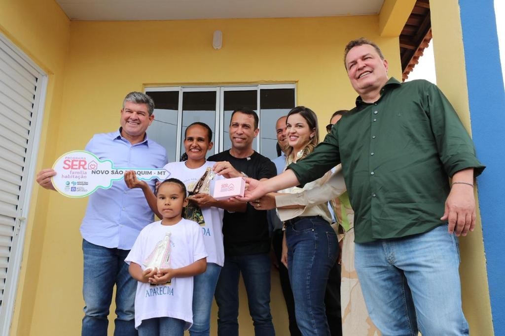 Famílias de Novo São Joaquim recebem chaves da casa própria; "Estado faz diferença na vida de quem mais precisa", afirma beneficiada