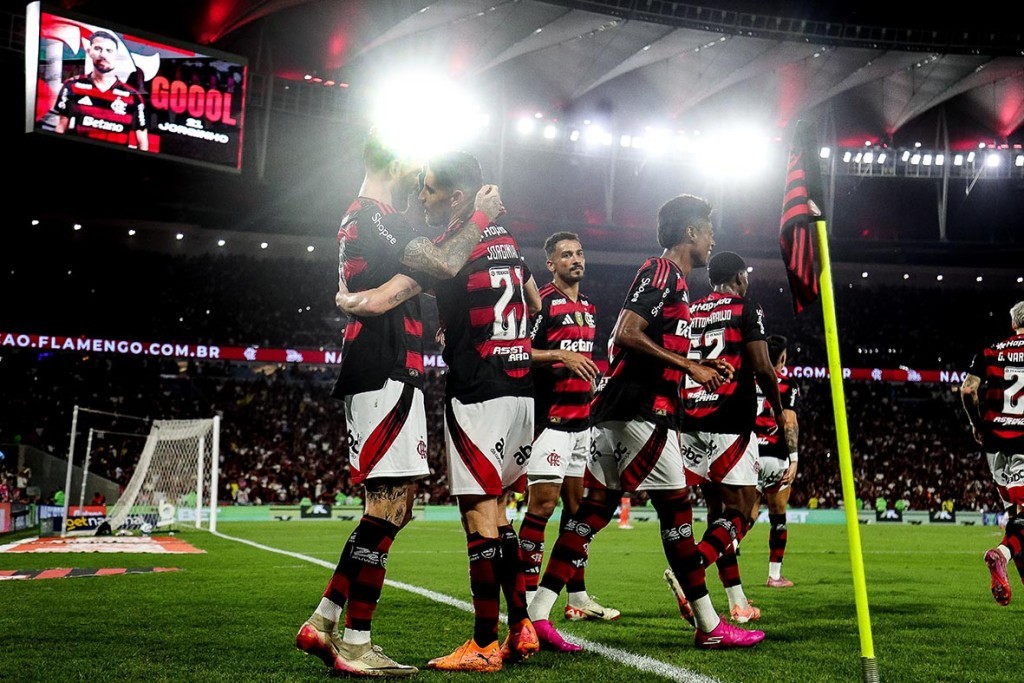 Flamengo vence Bragantino e coloca uma mão na taça do Brasileirão