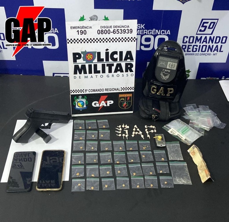 Polícia Militar prende três homens com porções de pasta base e simulacro de arma de fogo