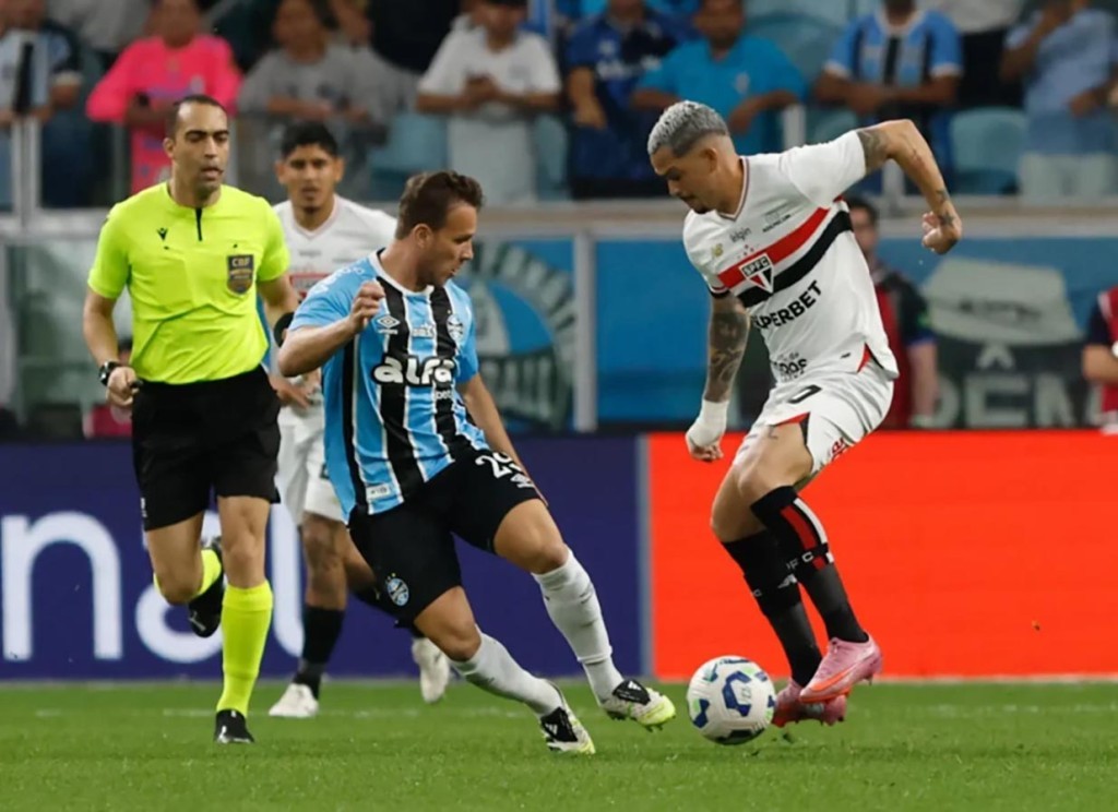 Grêmio vence São Paulo por 2 a 0, afasta crise e “cola” no G-10 do Brasileirão