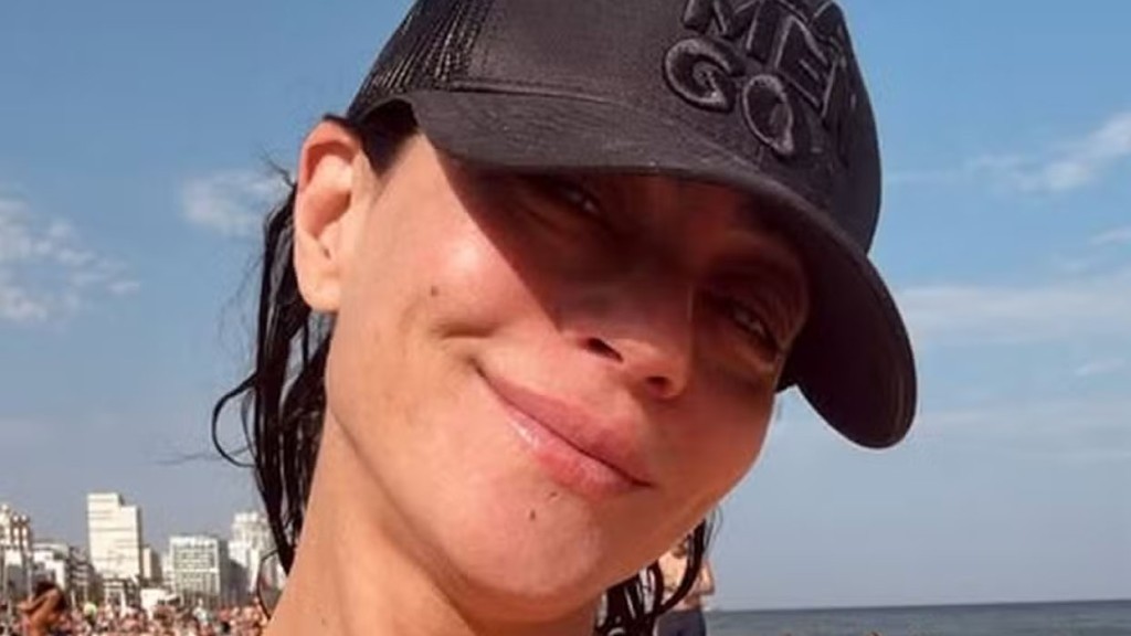 Carol Castro curte dia de praia no Rio e celebra retorno: ‘Finalmente voltei’