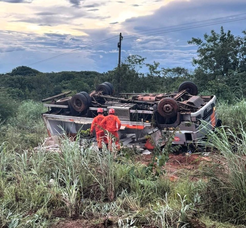 Bombeiros resgatam corpo de homem preso às ferragens de um caminhão