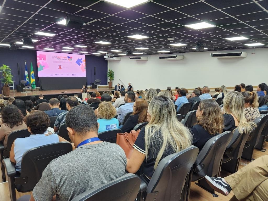 Seduc lança pós-graduação para capacitar profissionais no atendimento a alunos com TEA