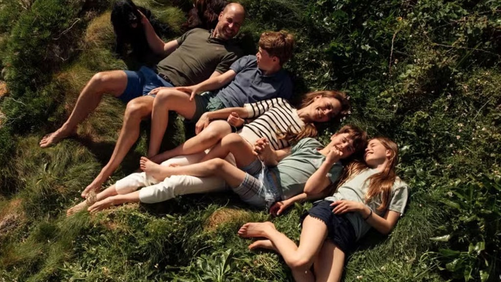 Príncipe William e Kate Middleton celebram 15 anos de casamento com foto em família