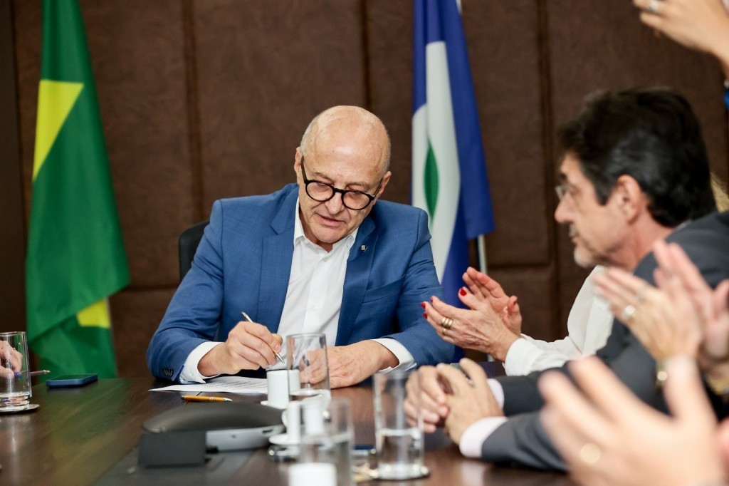 Governo de MT firma parceria para revitalização de quadras e campos em bairros de Cuiabá