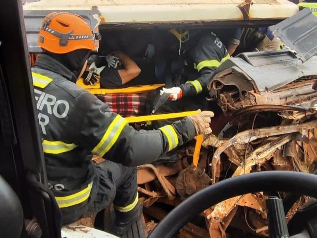 Corpo de Bombeiros realiza desencarceramento de vítima presa às ferragens após acidente na BR-163