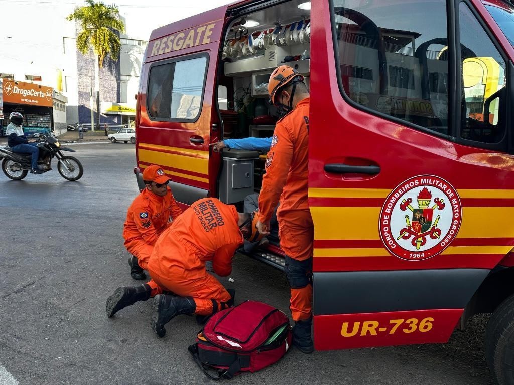 Corpo de Bombeiros atende ocorrência de colisão de caminhonete com poste de energia elétrica em avenida