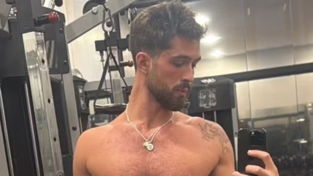 Sem camisa, João Guilherme exibe tanquinho trincado: ‘Night work’