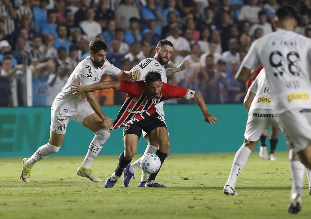 Santos e São Paulo empatam na Vila Belmiro, e crise no Peixe se aprofunda com protesto da torcida