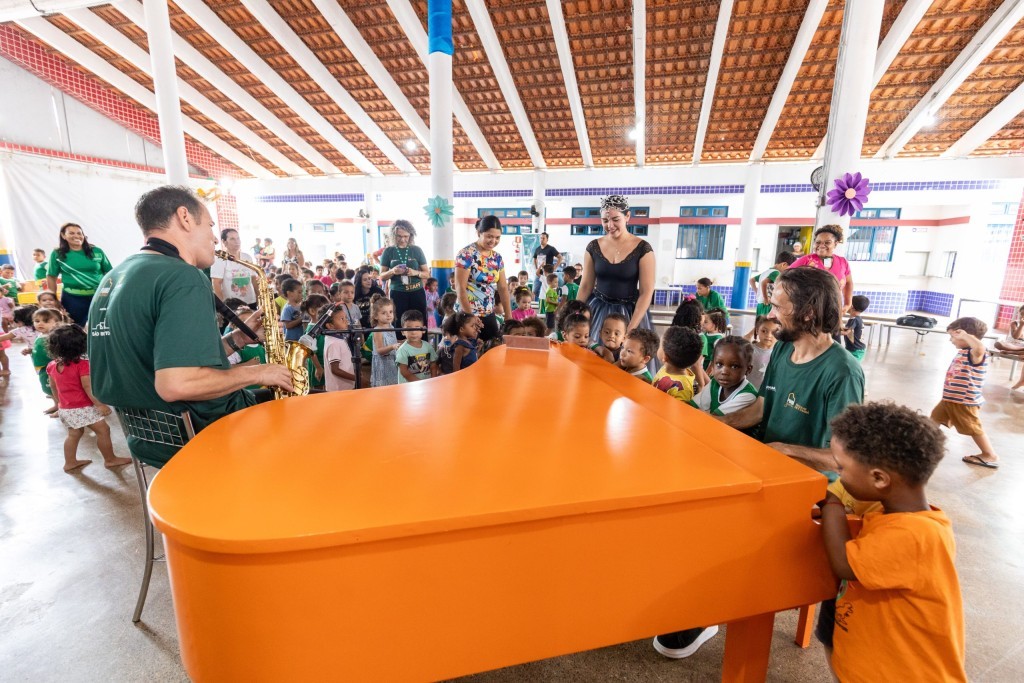 Programa Piano Gente encanta crianças em escola de Cuiabá