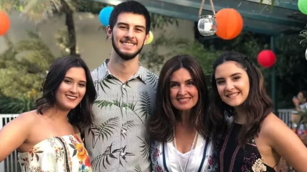 Fátima Bernardes se emociona ao refletir sobre maternidade e relação com os filhos