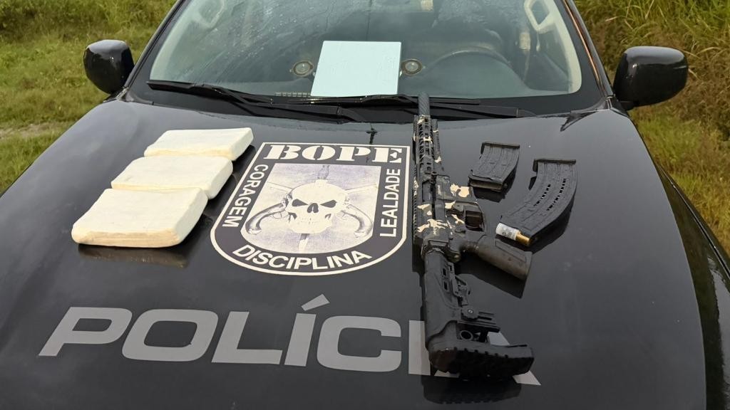 Bope apreende espingarda e três quilos de cocaína em residência de facção criminosa