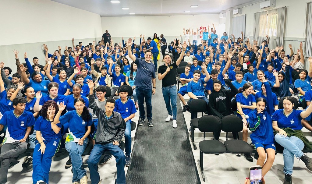 Projeto de Thiago Silva realiza palestras sobre valorização da vida e prevenção ao suicídio nas escolas