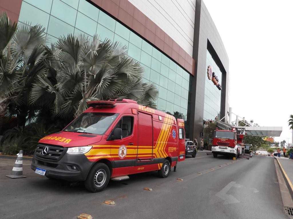 Corpo de Bombeiros age rápido e controla princípio de incêndio em shopping