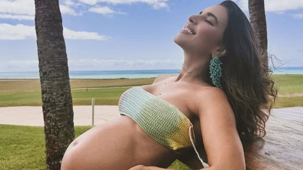 Grávida, Mariana Rios posa de biquíni e exibe barrigão: ‘Sol, mar e felicidade!’