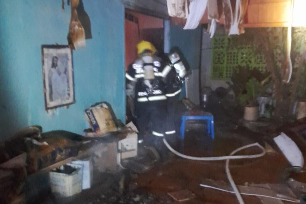 Corpo de Bombeiros Militar resgata idoso de incêndio em kitnet