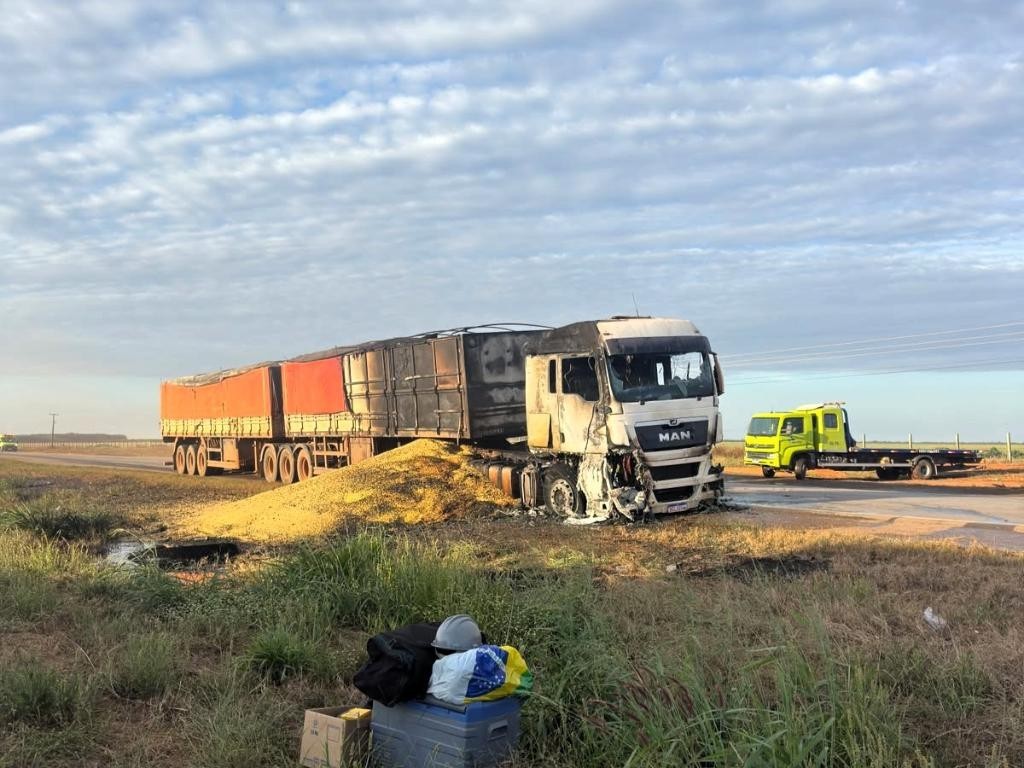 Corpo de Bombeiros combate incêndio em carreta na BR-163
