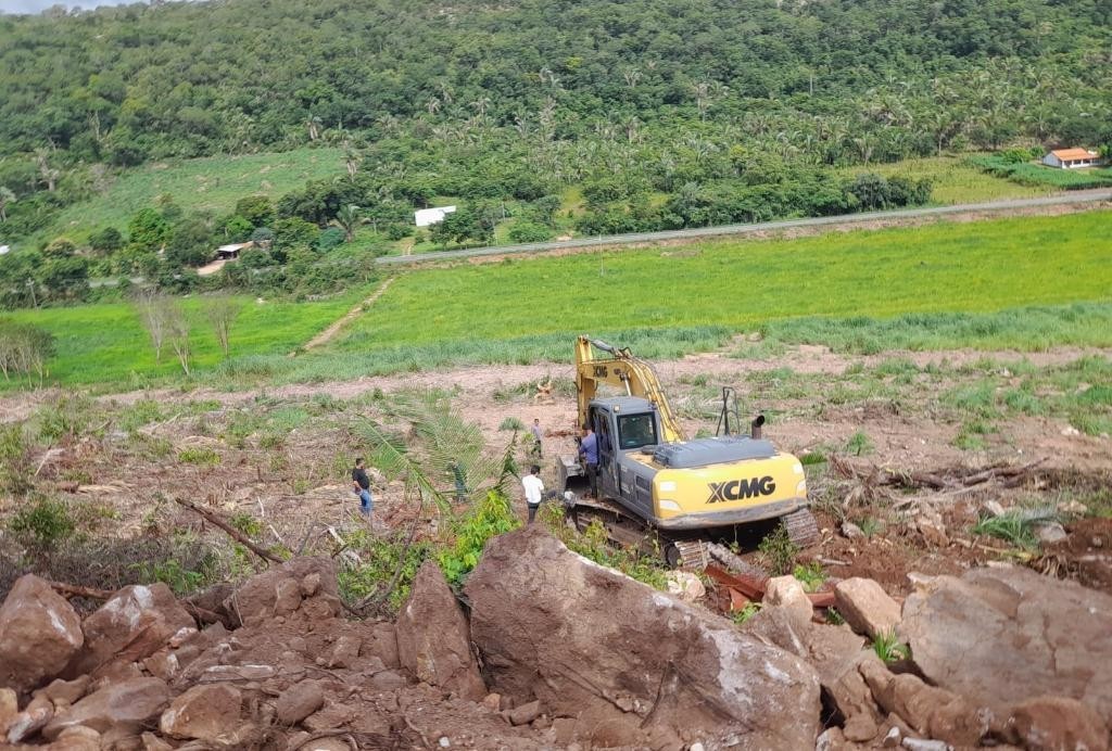 Batalhão Ambiental da PM apreende escavadeira utilizada para desmatamento irregular