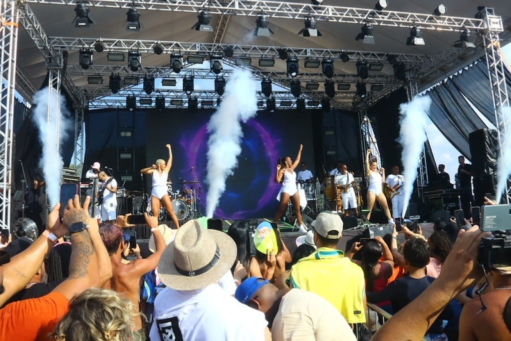 Festival de Praia reúne famílias, atrai turistas e encerra cinco dias de programação com show de Xanddy Harmonia
