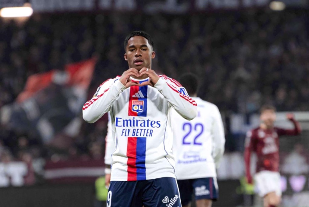 Endrick brilha com hat-trick e Lyon goleia Metz por 5 a 2 no Campeonato Francês