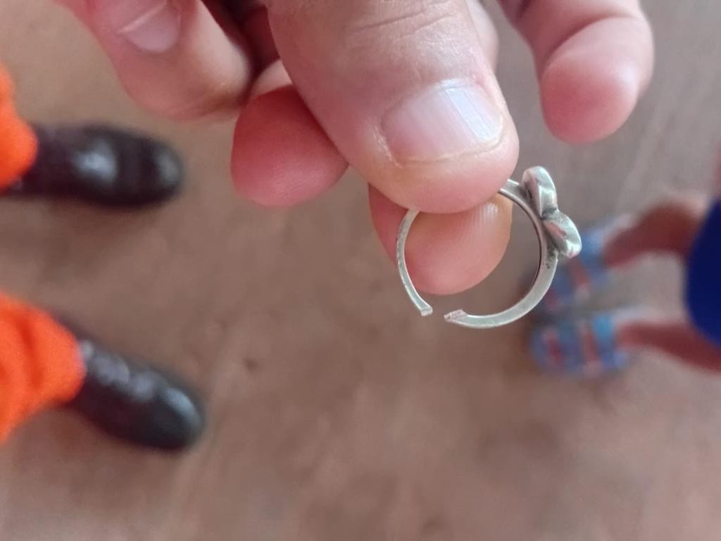 Bombeiros militares removem anel preso em dedo de criança