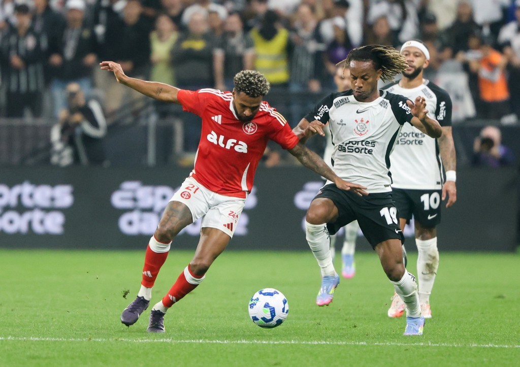 Corinthians vence Internacional com hat-trick de Yuri Alberto