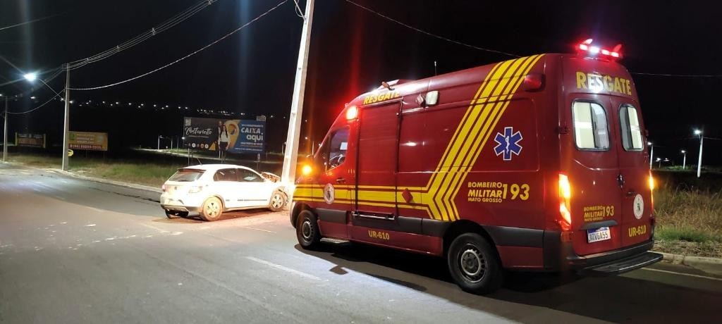 Bombeiros resgatam condutor após colisão contra poste em Água Boa