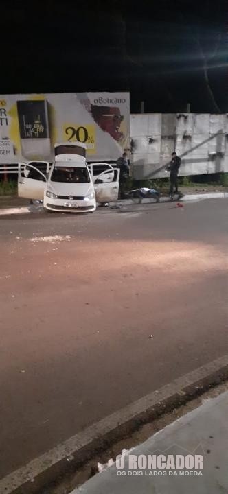 Durante fuga suspeitos com mala de drogas capotam carro em Barra do Garças