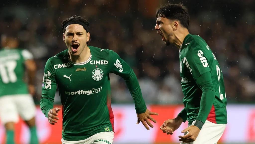 Palmeiras vence o Coritiba e segue isolado na liderança do Brasileirão