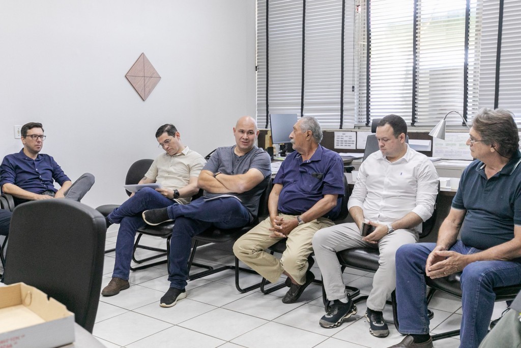 Prefeito discute projetos de modernização na construção civil