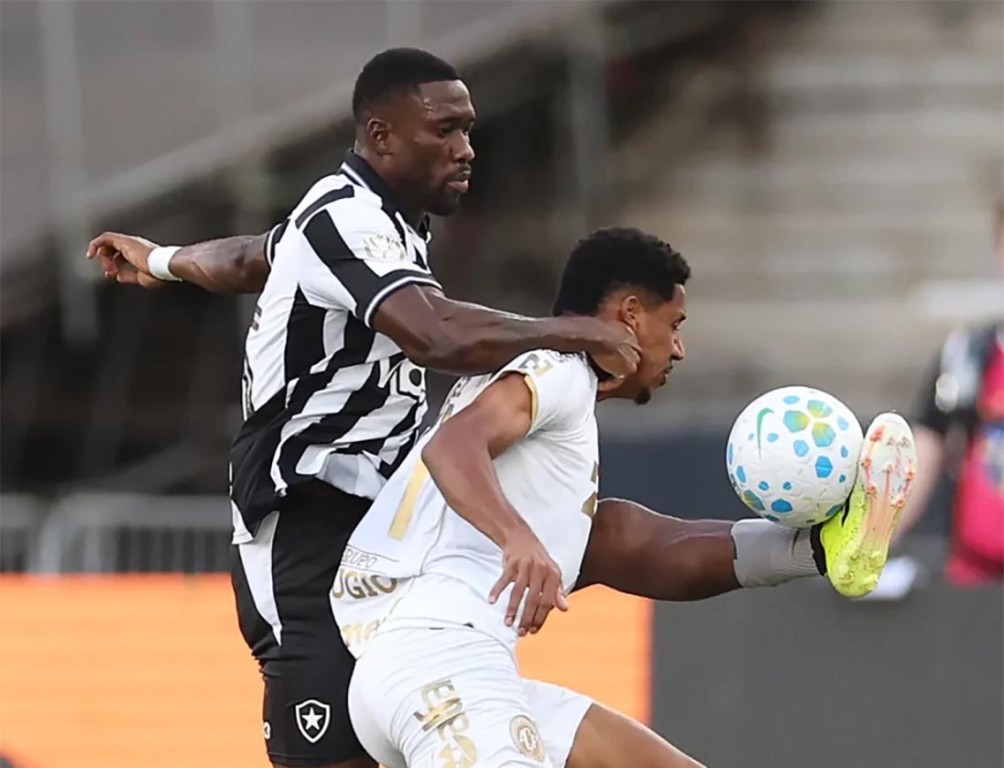 Botafogo supera Chapecoense no Nilton Santos e abre vantagem na Copa do Brasil