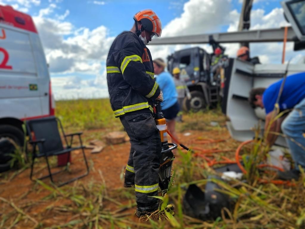 Corpo de Bombeiros resgata vítima presa às ferragens de carreta após acidente